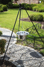 Mangeoire à oiseaux suspendue en argent avec support trépied noir et design en maillons de chaîne.