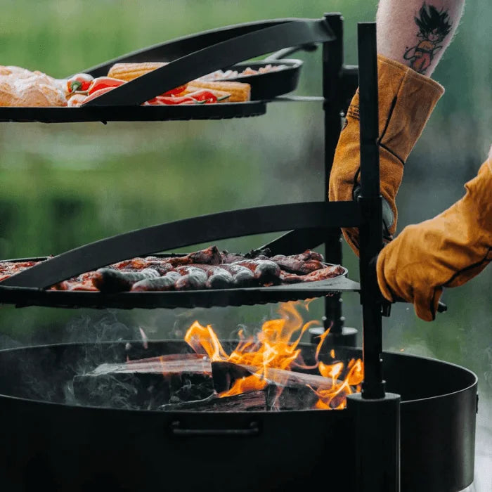 Mât de cuisson acier noir Bandito Montana X avec braises et viandes