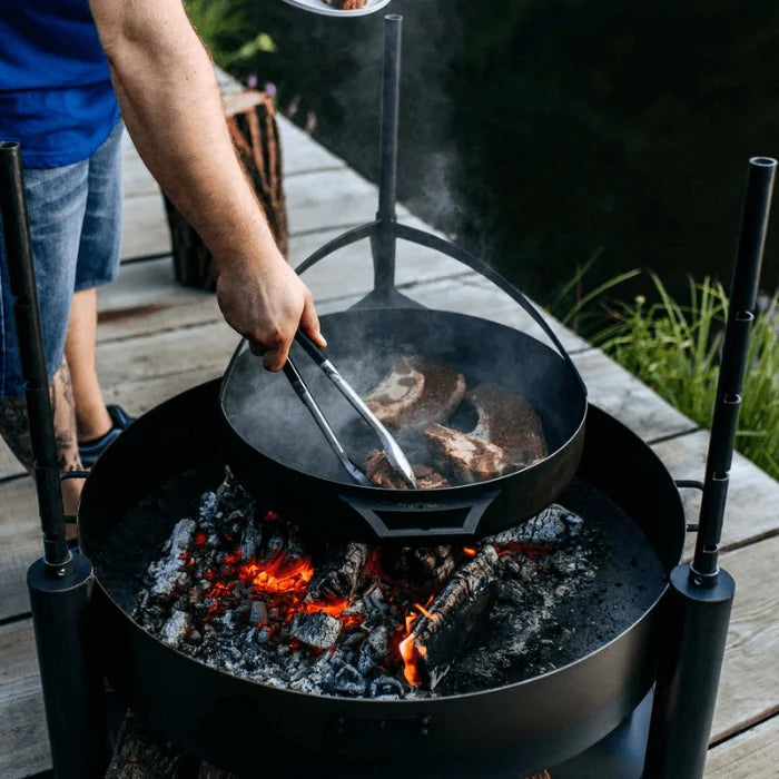Mât de cuisson acier noir Bandito Montana X sur braises ardentes