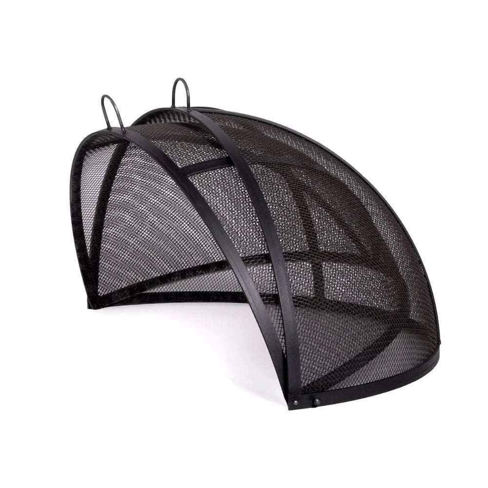 Écran de cheminée en maille noire avec haut courbé et cadre en métal.