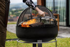 Foyer d’incendie noir avec écran en maille et support, usage extérieur.