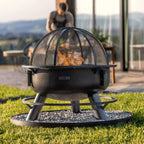 Foyer de feu noir avec grille métallique et couvercle en maille, design de mobilier de patio extérieur.