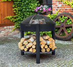 Foyer de feu en métal noir avec couvercle en maille et bûches de bois à l’intérieur.