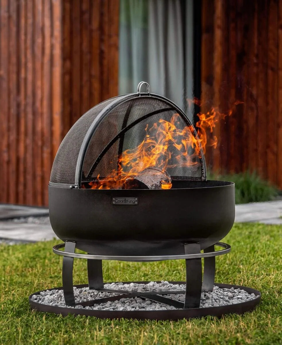 Foyer de feu noir avec écran en maille et support, utilisation extérieure.