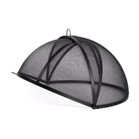 Couvercle en maille noire pour aliments avec crochet et poignée en métal pour une suspension facile.