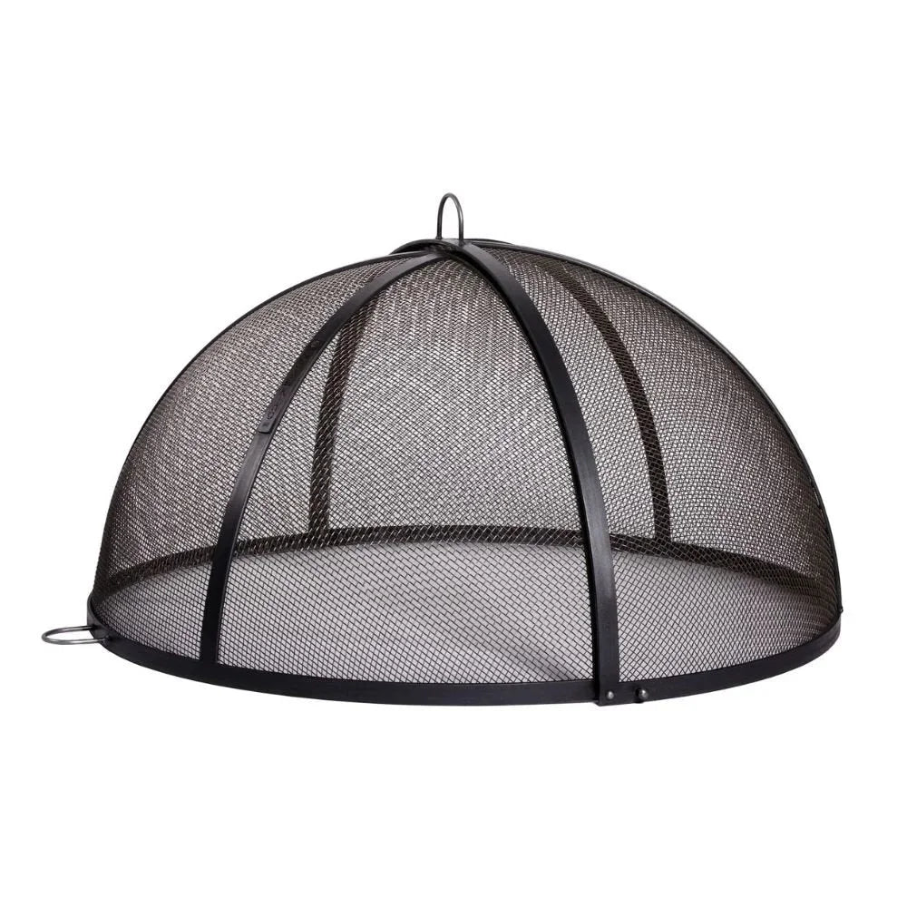 Écran de cheminée en maille noire avec une forme de dôme et une poignée en métal.