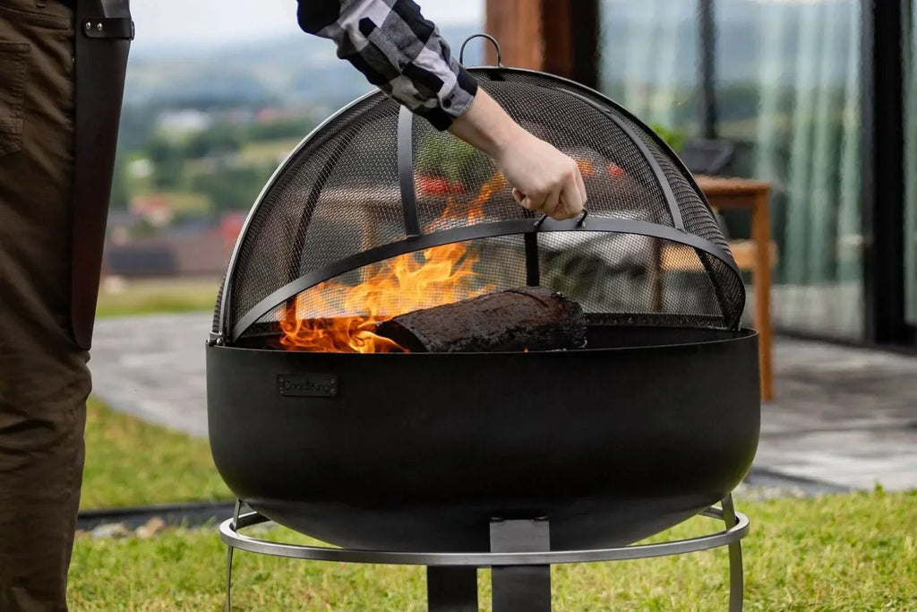 Foyer d’incendie noir avec écran en maille et support, usage extérieur.