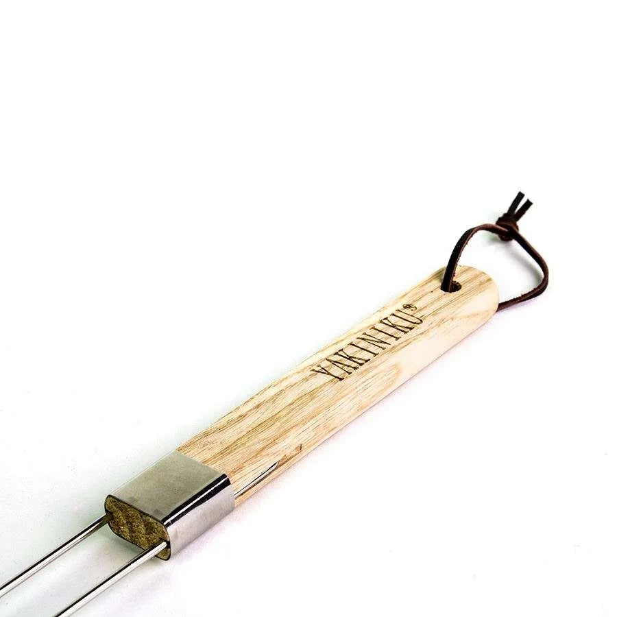 Brochette en bois avec pointe en métal et sangle en cuir, marquée ’yakiniku’ en noir.
