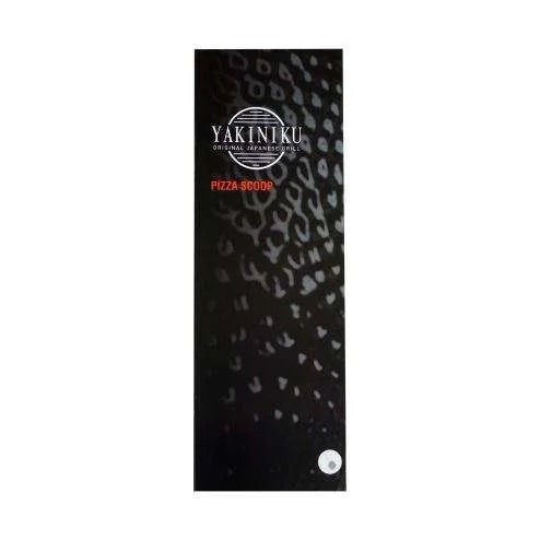 Boîte de pizza yakiniku à motif léopard noir avec logo et texte argentés.