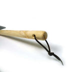 Outil de jardinage en bois avec boucle de corde noire, finition en bois naturel et lame en métal