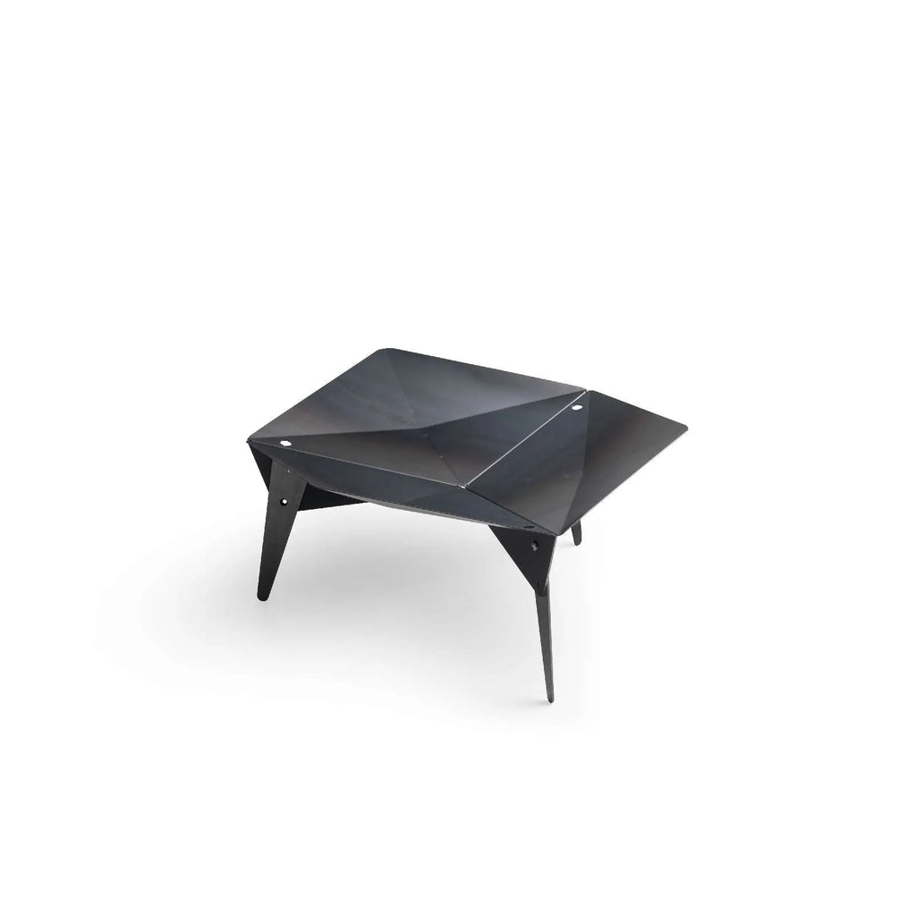 Table pliante géométrique noire avec des pieds angulaires et un plateau plat.