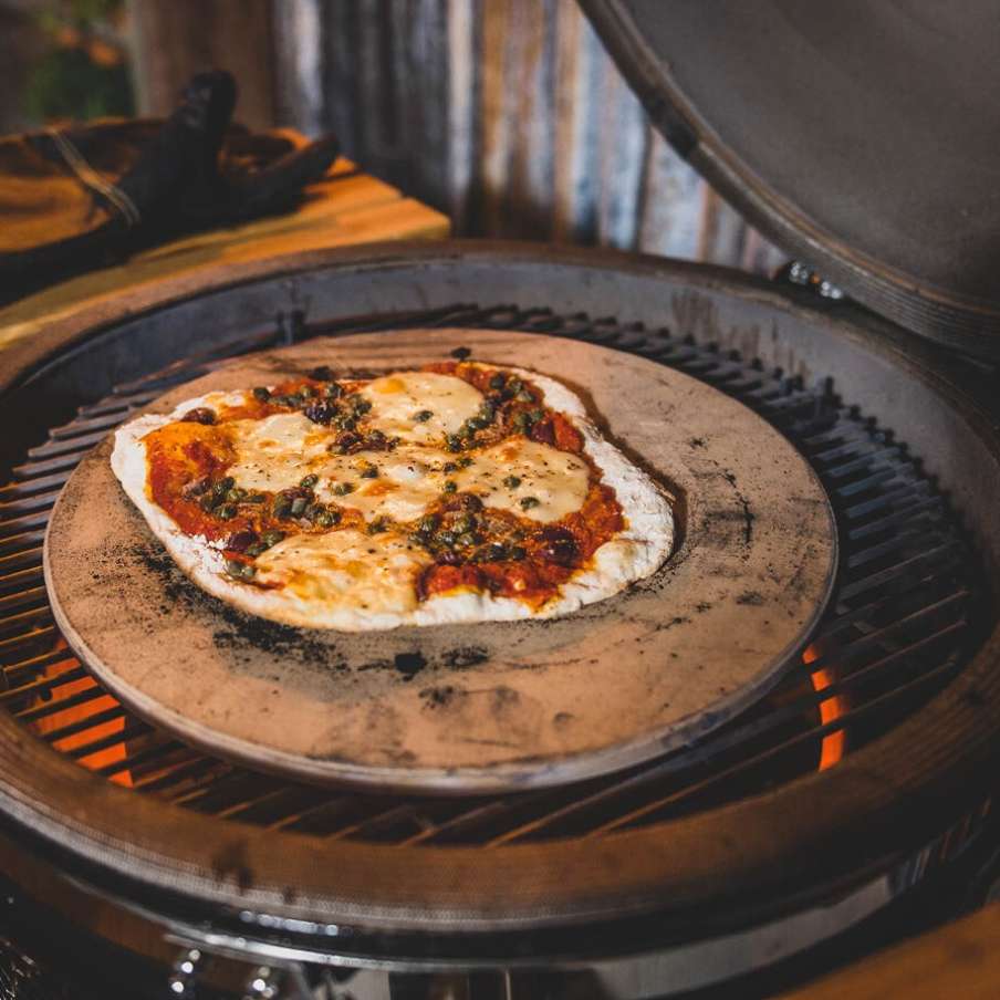 Pierre à pizza pour kamado 22 pouces – Yakiniku — mise en situation, vue 4