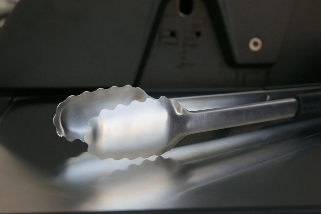 Mèche de perceuse métallique argentée avec design à bord dentelé
