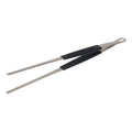 Pinces en acier inoxydable et manche noir avec une boucle pour suspendre, probablement de weber. assistant : pinces à barbecue en acier inoxydable de weber dotées d’un design de poignée noire élégant.