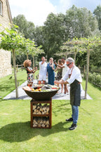 Barbecue extérieur en fonte noire avec support de rangement pour bois de chauffage en bois