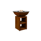 Foyer rustique en forme de bol de couleur cuivre, avec un dessus en pierre noire, monté sur un support en bois assorti.