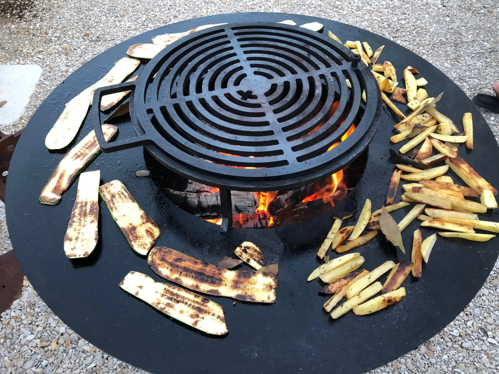 Grill rond en fonte noire avec grille circulaire et base de foyer