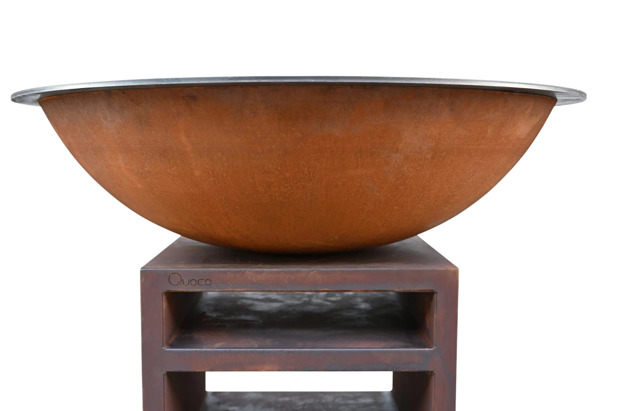 Bol en cuivre pour foyer avec un rebord en acier inoxydable, reposant sur un support en bronze foncé.