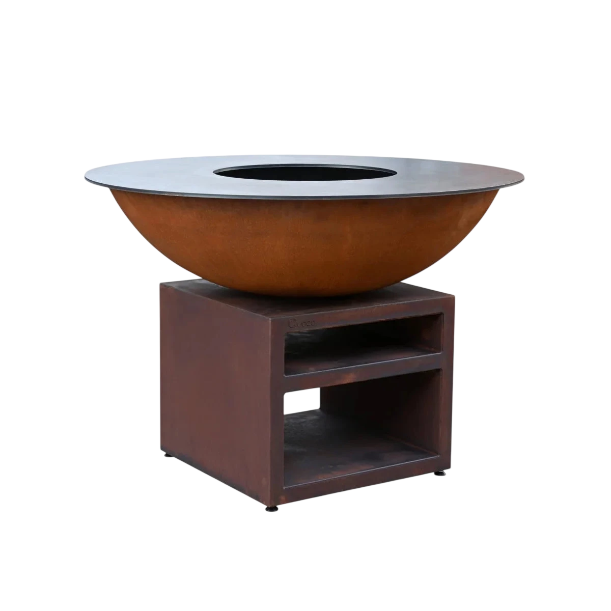 Bol en acier rouillé pour foyer avec un dessus aux tons argentés et une base de rangement intégrée.