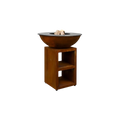 Foyer de feu rustique en forme de bol de couleur cuivre, avec un dessus en pierre grise foncée, monté sur un support en bois assorti doté de rayonnages ouverts.