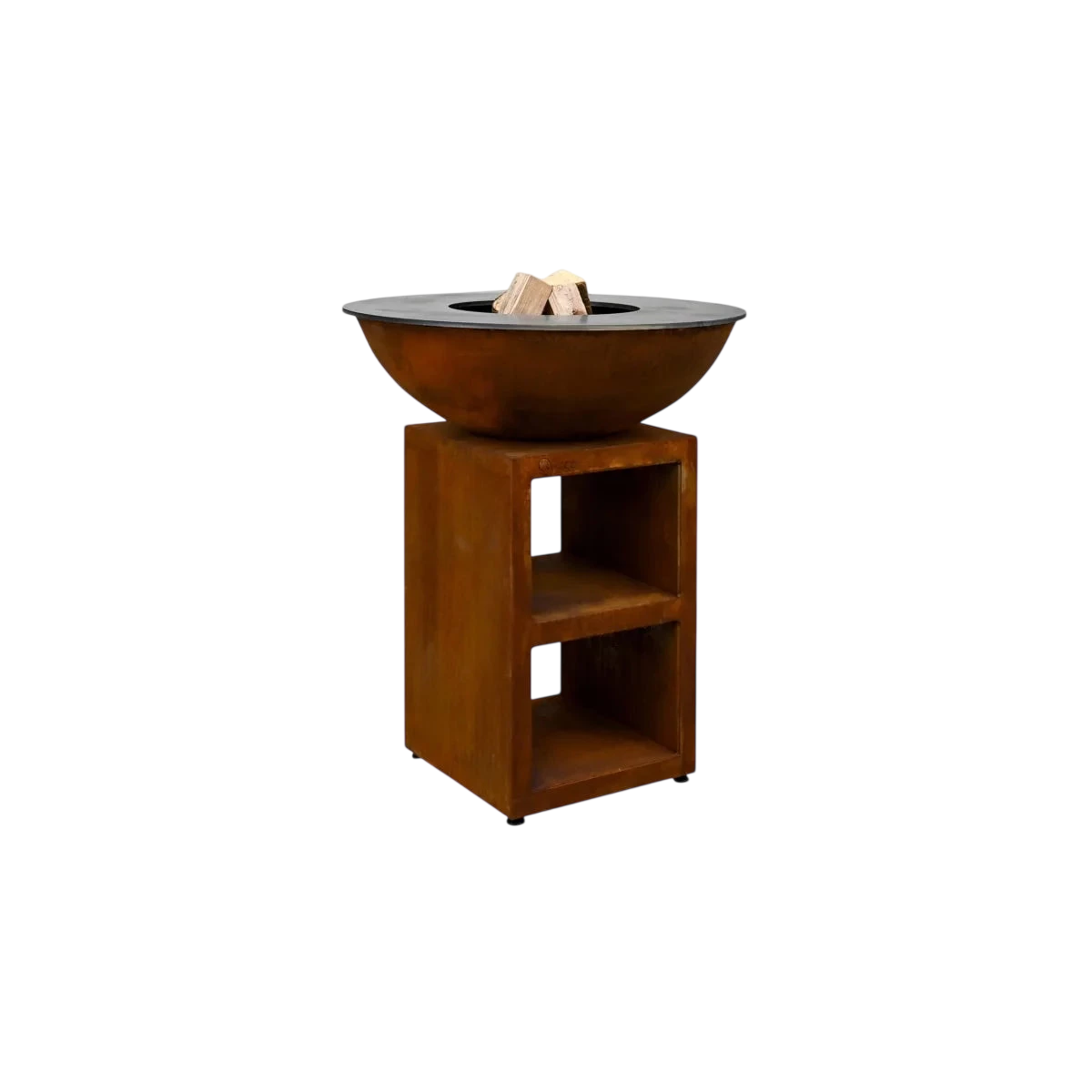 Foyer de feu rustique en forme de bol de couleur cuivre, avec un dessus en pierre grise foncée, monté sur un support en bois assorti doté de rayonnages ouverts.