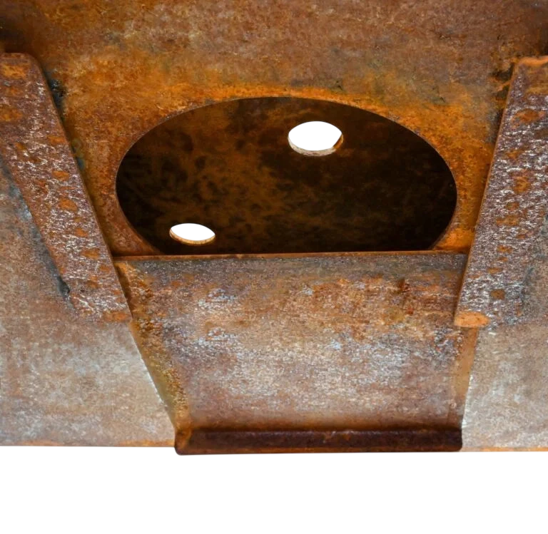 Suspension de plafond en métal rouillé avec deux découpes circulaires abritant des lumières encastrées
