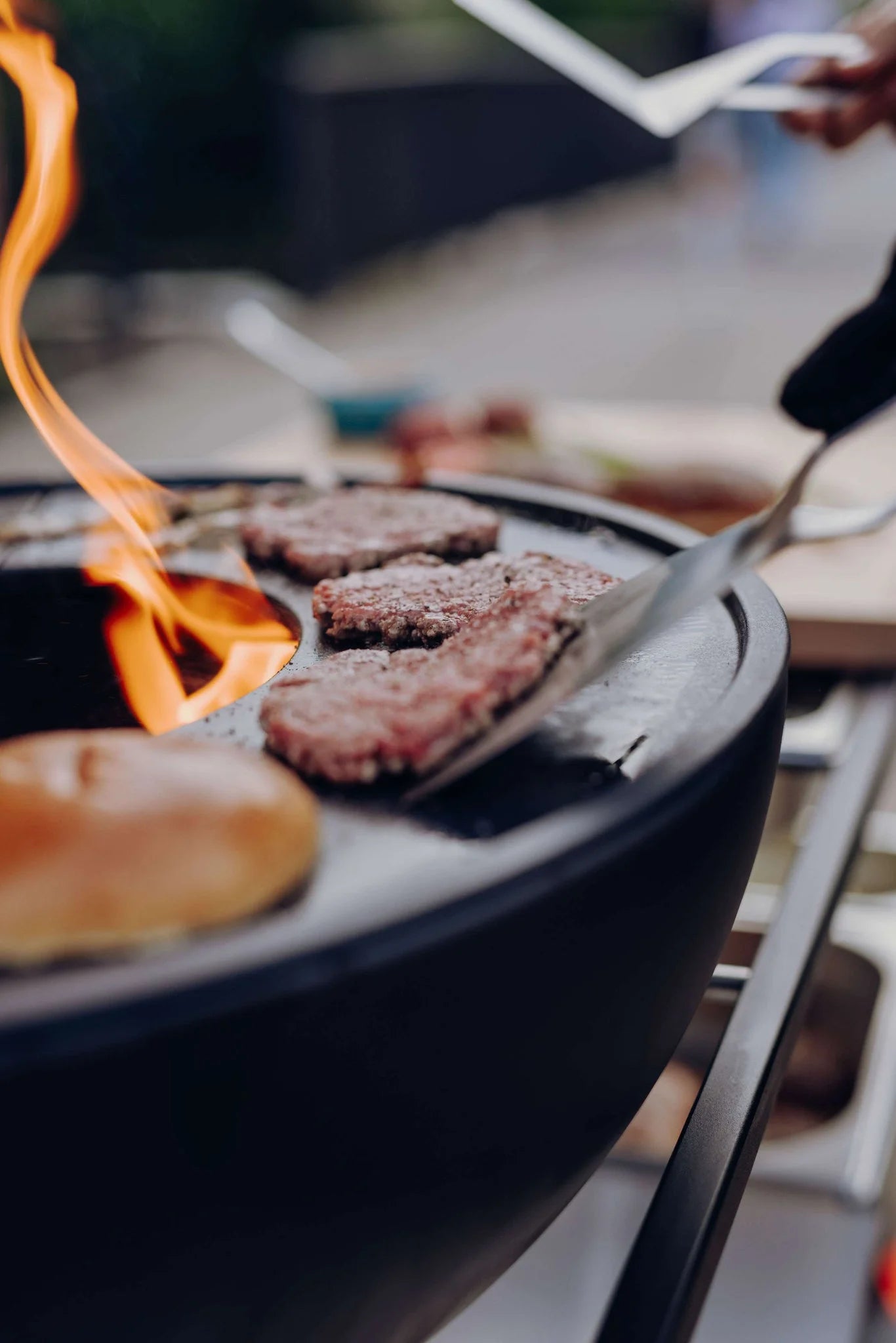 Barbecue au charbon avec flamme