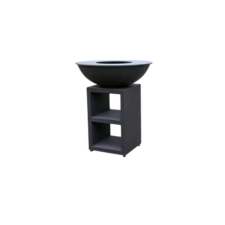Bol en acier noir mat pour foyer de feu avec un design élégant et moderne et un support intégré doté de casiers ouverts.