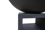 Foyer sphérique quocco fini mat noir reposant sur un support en acier assorti.