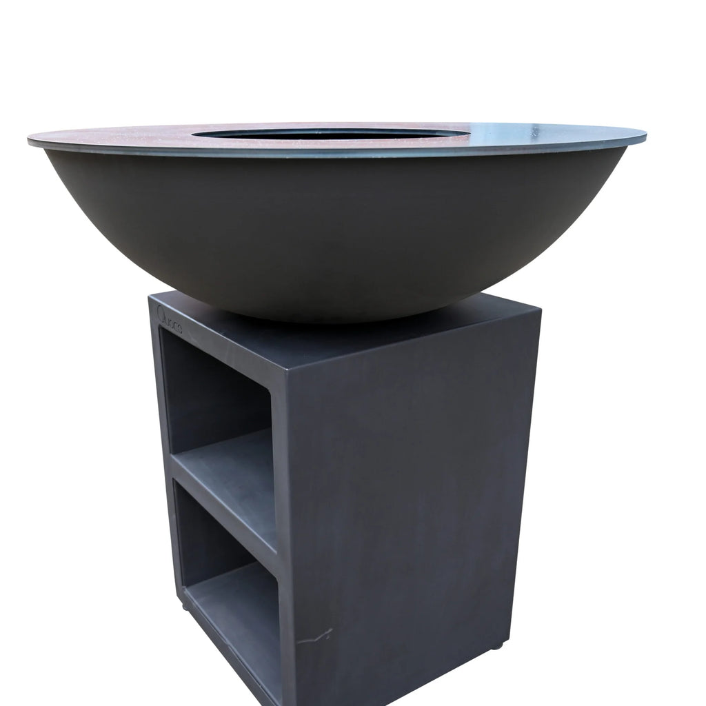 Bol d’un foyer moderne noir mat avec un design circulaire élégant et peu profond et une base de rangement intégrée.