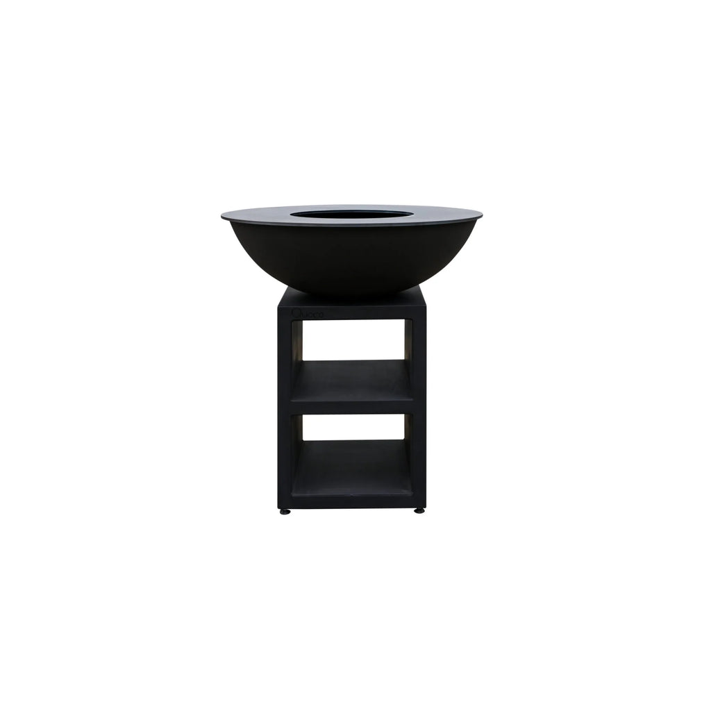 Bol en acier noir mat pour foyer monté sur un support en métal noir assorti avec deux étagères ouvertes.