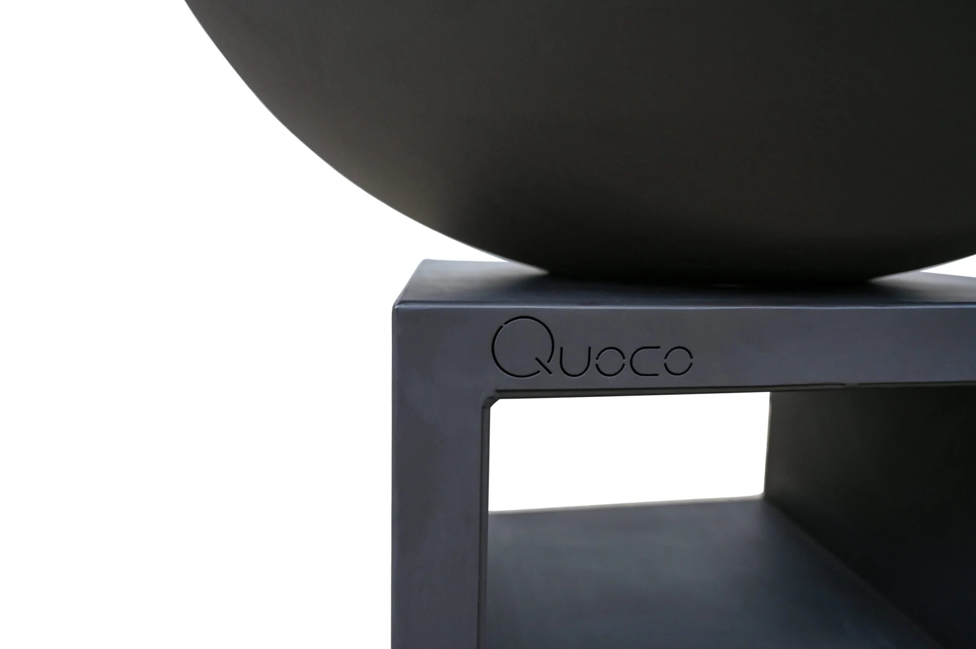 Foyer sphérique quocco noir mat fini reposant sur un support en acier assorti.