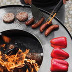 Gril de barbecue noir avec des flammes