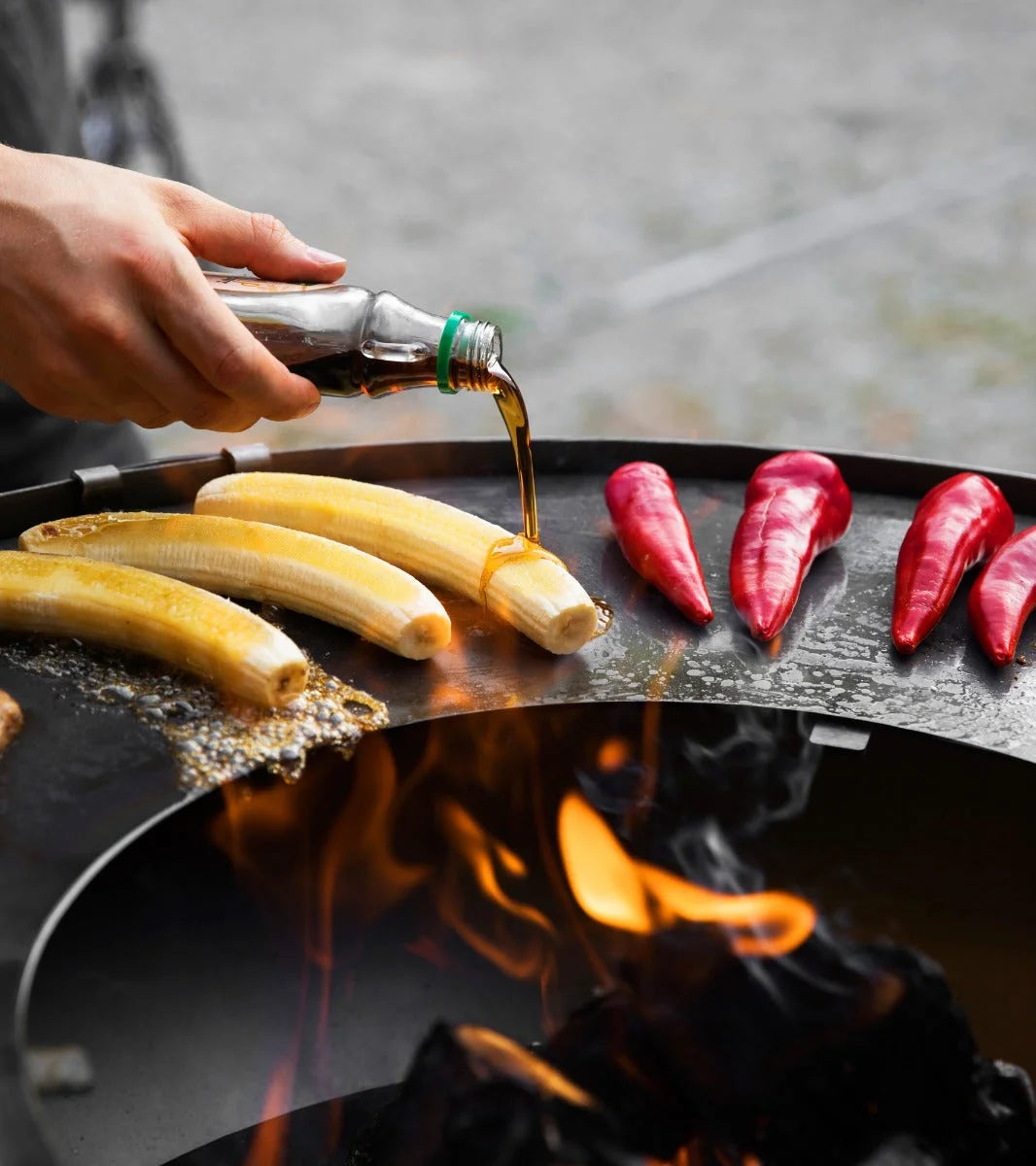 Distributeur d’huile de banane dorée en bouteille avec bouchon vert, corps en acier inoxydable.