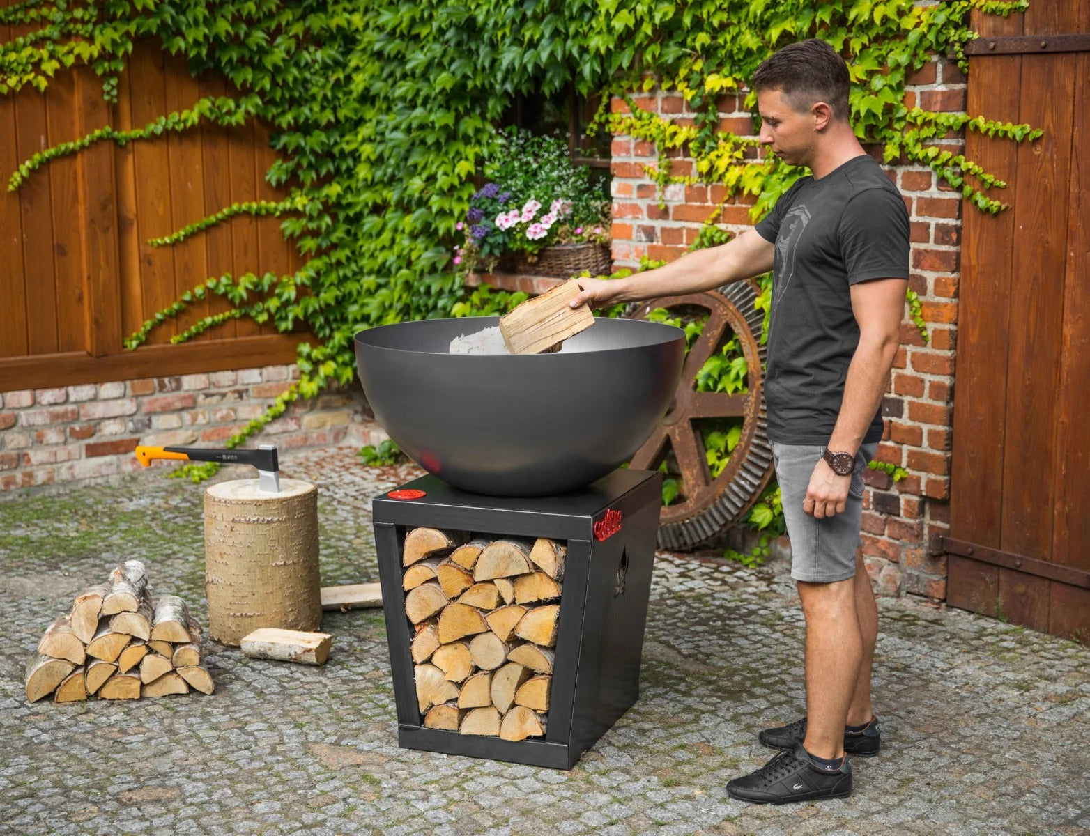 Wok grill noir avec base de rangement en bois, design moderne.