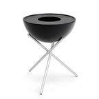 Bol noir sur support trépied en argent, design moderne.