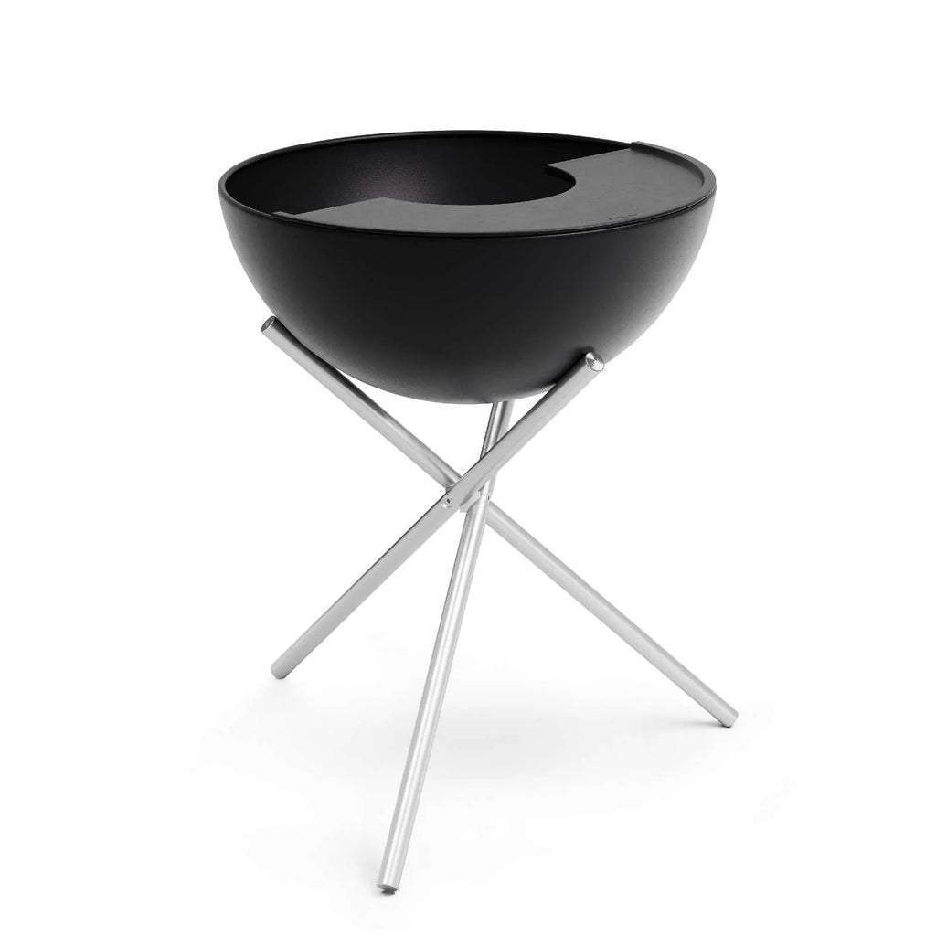 Bol noir sur un support trépied en argent, design moderne.