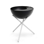 Bol noir sur un support trépied en argent, design moderne.