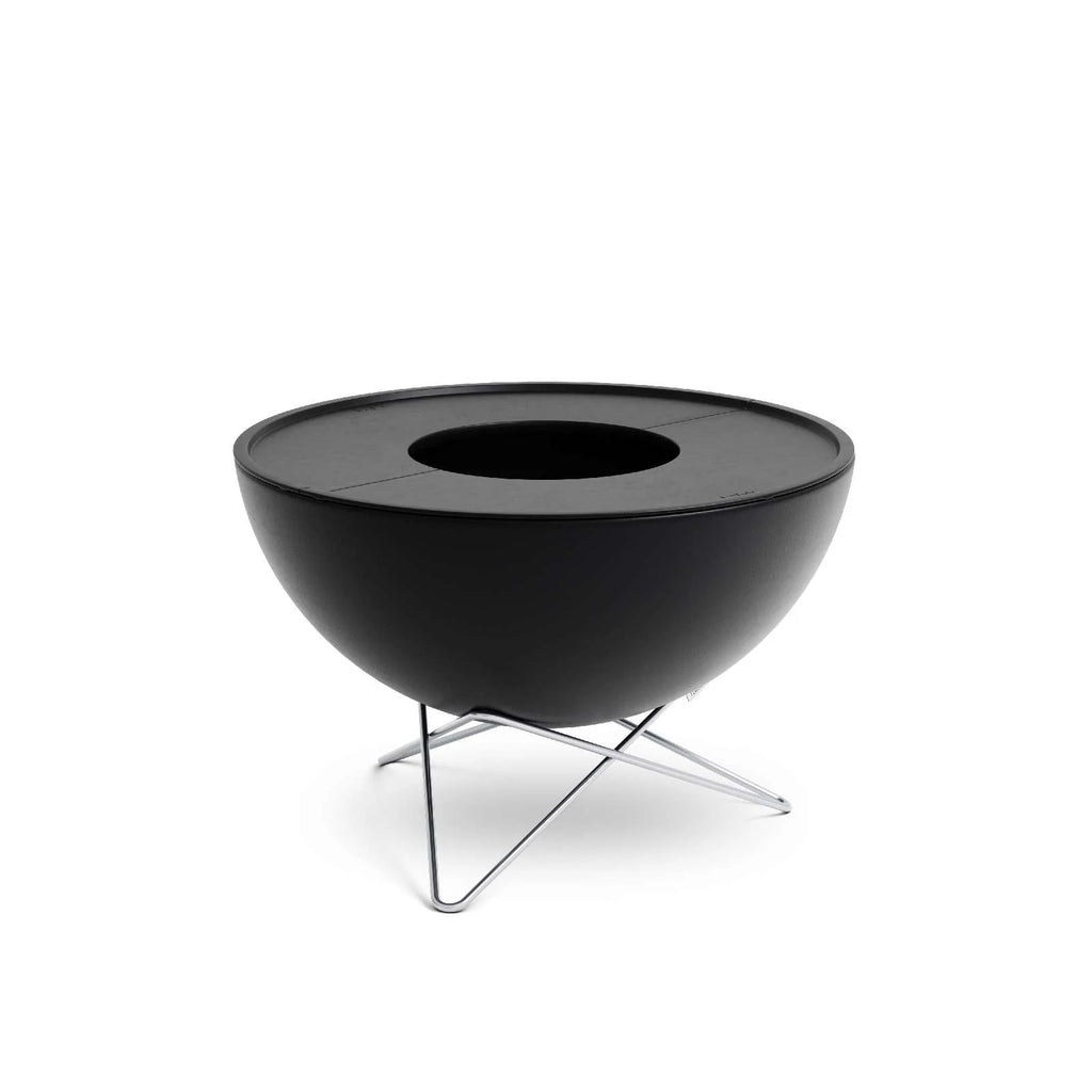 Foyer d’extérieur moderne noir avec un support métallique et un design en bol, inspiré par BoConcept.