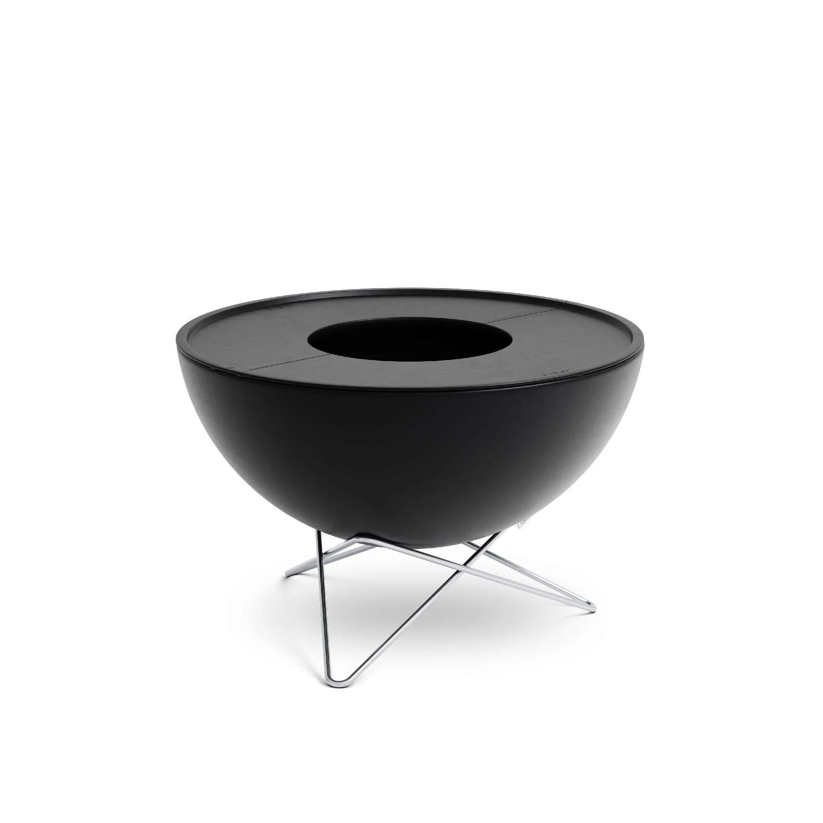 Foyer d’extérieur moderne noir avec un support métallique et un design en bol, inspiré par BoConcept.