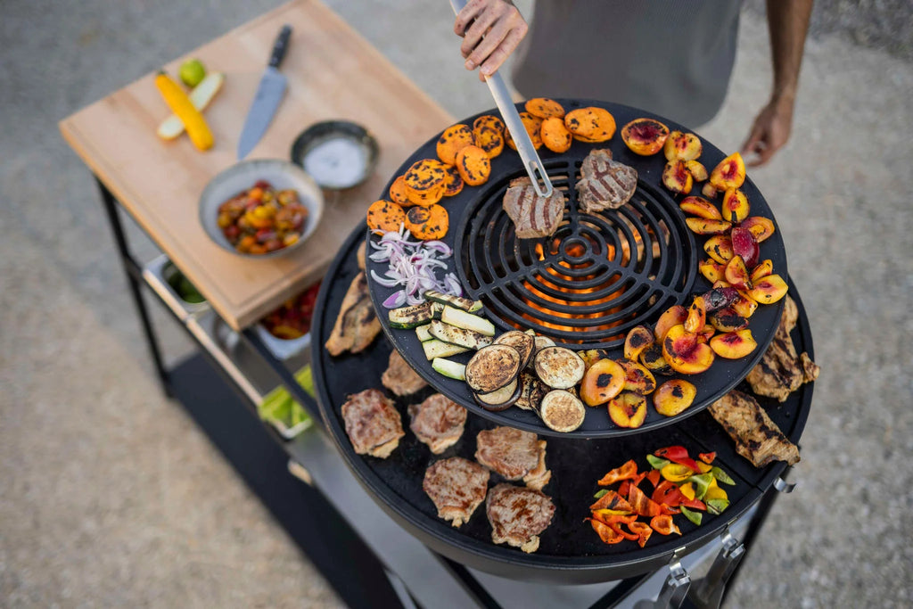 Barbecue rond de 24 pouces au charbon avec finition noire et grille en métal.