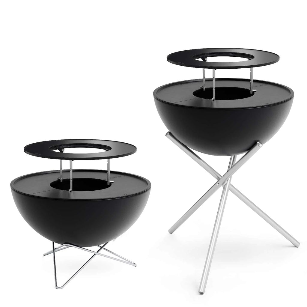Foyer de feu noir en forme de bol avec un cadre métallique circulaire et des pieds, conçu pour un usage extérieur.