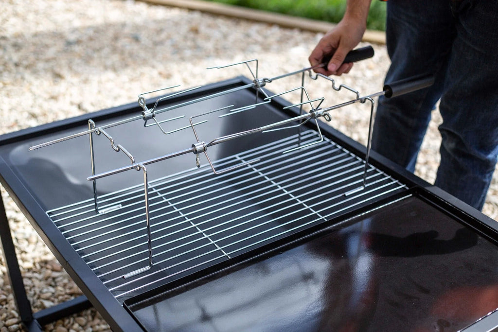 Accessoire de gril rotisserie en métal noir avec crochets réglables et une poignée pour un maniement facile.
