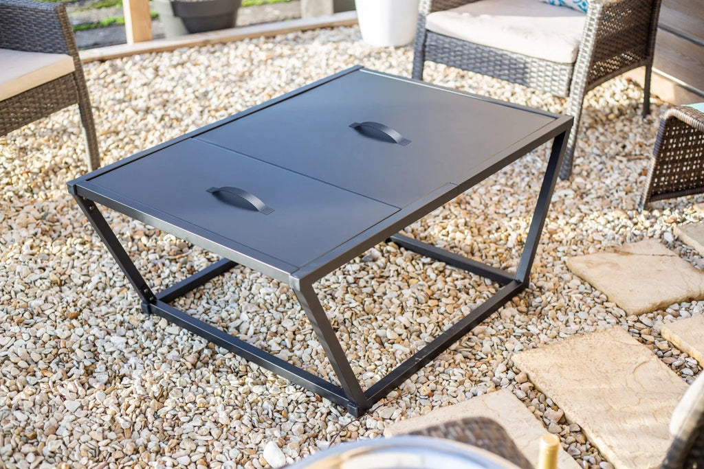 Table basse en métal noir avec deux tiroirs et poignées intégrées.