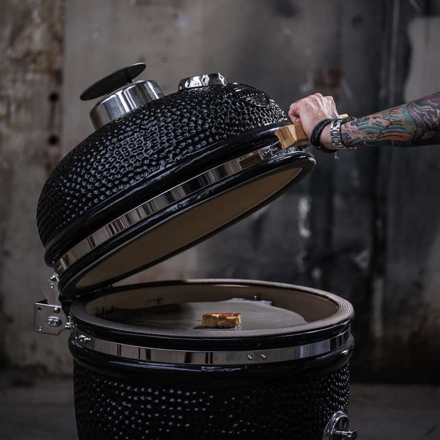 Plancha Teppanyaki pour kamado 19 pouces – Yakiniku — mise en situation, vue 3
