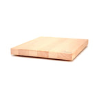 Planche à découper en bois clair avec une finition lisse et naturelle et une veinure du bois visible.