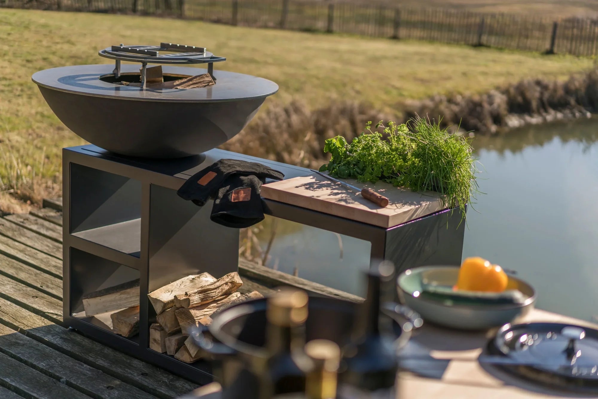 Foyer de feu moderne mat noir avec un design élégant en forme de bol et un couvercle en acier inoxydable.