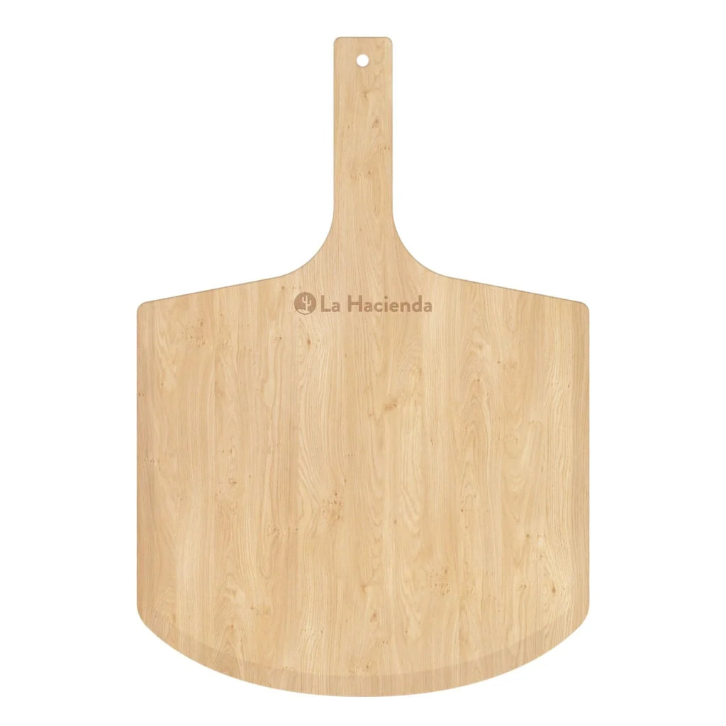 Pelle à pizza en bois clair avec une poignée et le logo « la hacienda » gravé près du haut.