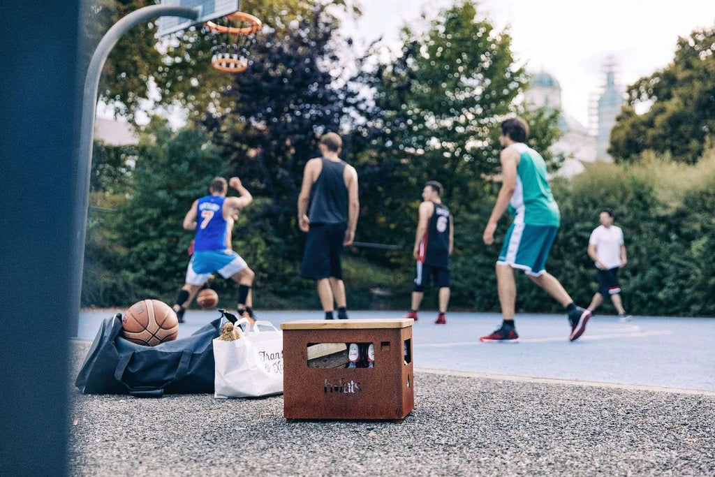Boîte d’enceinte en cuir marron avec technologie Bluetooth intégrée et un design moderne et minimaliste.