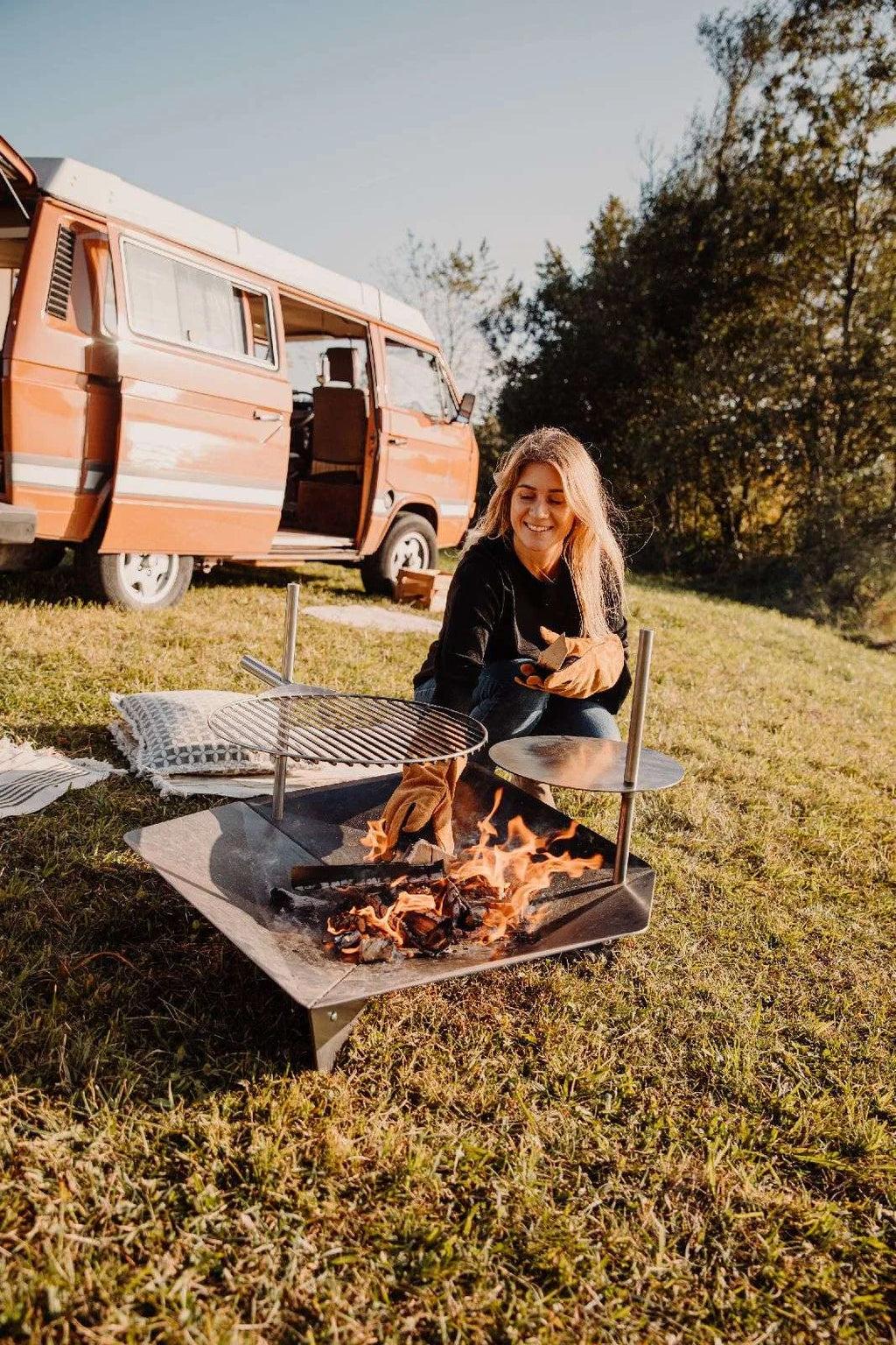 Camionnette camping vintage orange avec porte coulissante ouverte
